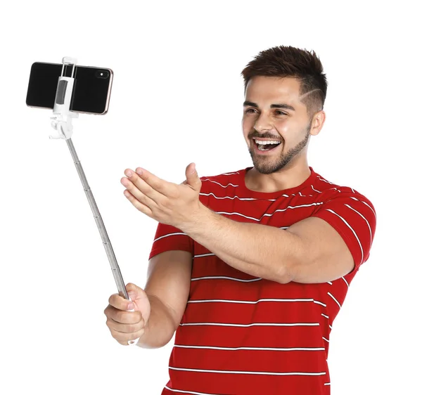 Jovem feliz tomando selfie no fundo branco — Fotografia de Stock