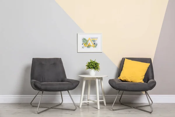 Modern sandalye ve renkli duvara yakın masa ile oda iç — Stok fotoğraf