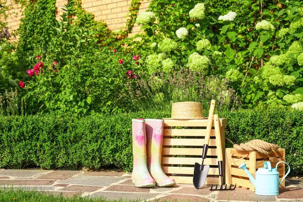 Cajas de madera y herramientas de jardinería en el camino de piedra en el patio trasero —  Fotos de Stock