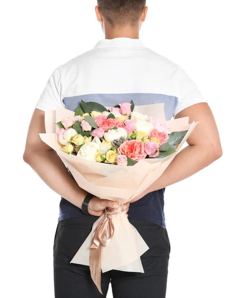 Jovem segurando lindo buquê de flores no fundo branco, visão traseira — Fotografia de Stock