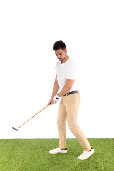 Jovem jogando golfe no campo contra fundo branco — Fotografia de Stock