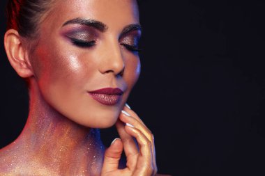 Siyah arka plan üzerinde glitter makyaj ile seksi genç kadın, closeup. Metin için alan