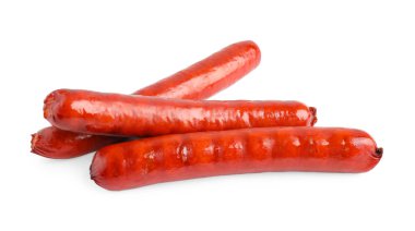 Beyaz arka planda lezzetli ızgara sosisler. Barbekü yemekleri