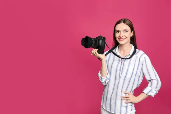 Professionele fotograaf met moderne camera op roze achtergrond. Ruimte voor tekst — Stockfoto
