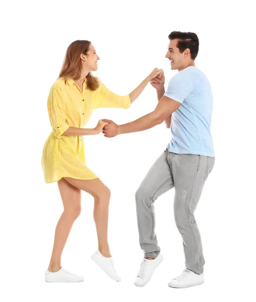 Beyaz arka planda dans eden genç ve güzel çift — Stok fotoğraf