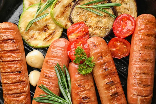 Lahodné klobásy se zeleninou na grilu, v šatně. Jídlo pro grilování — Stock fotografie