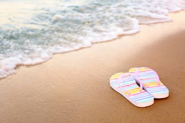 Denize yakın kumlu şık Flip flop, metin alanı. Plaj aksesuarları