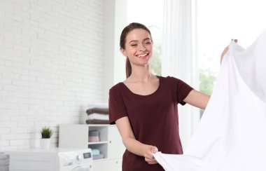 İçeride temiz çarşaflı genç bir kadın. Çamaşır günü