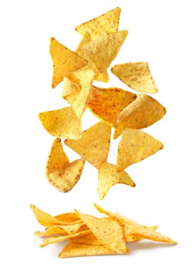 Lezzetli Meksika nachos cips beyaz arka plan üzerinde kazık içine düşen