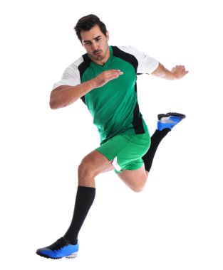 Genç adam beyaz arka planda futbol oynuyor.