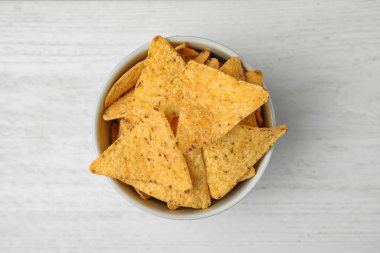 Beyaz ahşap masa üzerinde lezzetli Meksika nachos cips ile Bowl, üst görünümü