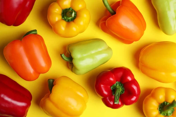 Composición plana con pimientos maduros sobre fondo amarillo —  Fotos de Stock