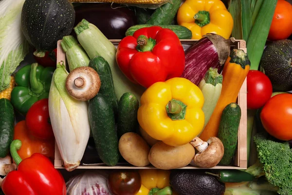 不同的新鲜蔬菜和木箱作为背景，顶视图 — 图库照片