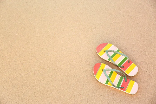 Stylische Flip-Flops auf Sand, Draufsicht mit Platz für Text. Strandzubehör — Stockfoto