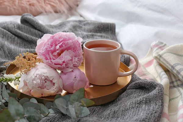 ベッドの上にお茶と美しい花束とトレイ — ストック写真
