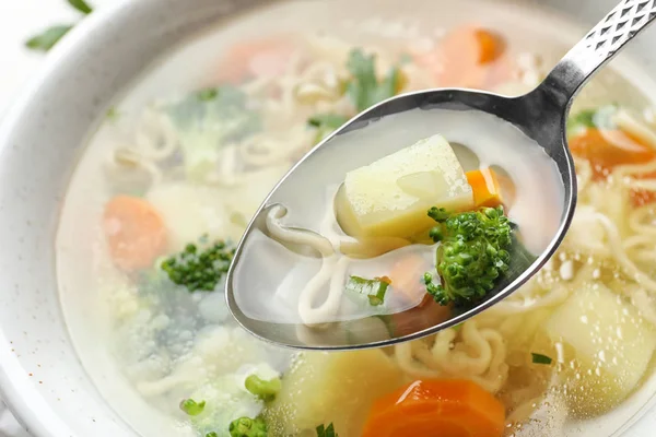 Cuchara de sopa de verduras caseras frescas sobre un tazón lleno, primer plano —  Fotos de Stock