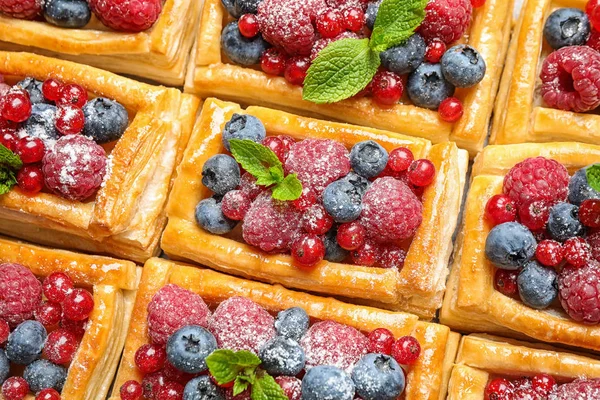 Arka plan olarak tatlı çilek ile taze lezzetli puf böreği, üst görünümü