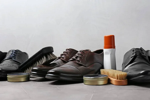 Schoeisel en Schoenpoets Kit op grijs oppervlak — Stockfoto