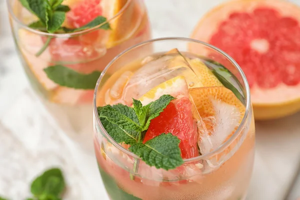 Vasos de bebida refrescante con pomelo y menta en la mesa, vista de cerca —  Fotos de Stock