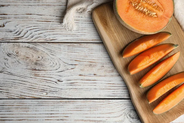 Platt Lay komposition med mogen Cantaloupe melon på vitt träbord. Utrymme för text — Stockfoto