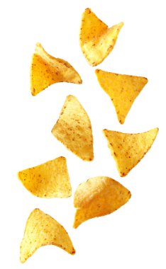 Beyaz arka planda lezzetli Meksika nachos cips Uçan