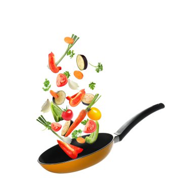 Birçok farklı sebze beyaz arka plan üzerinde kızartma tavası içine düşen