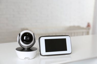 Odada kamera ile bebek monitörü. Video dadı