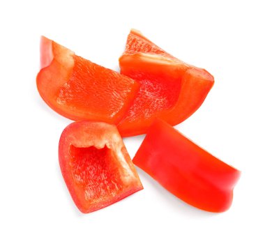 Beyaz arka planda Olgun kırmızı biber dilimleri