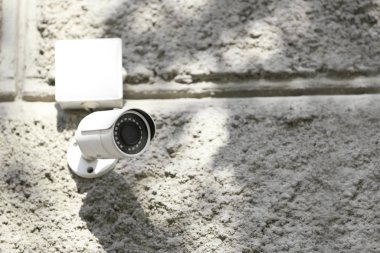 Taş bina duvar açık modern Cctv güvenlik kamerası. Metin için alan