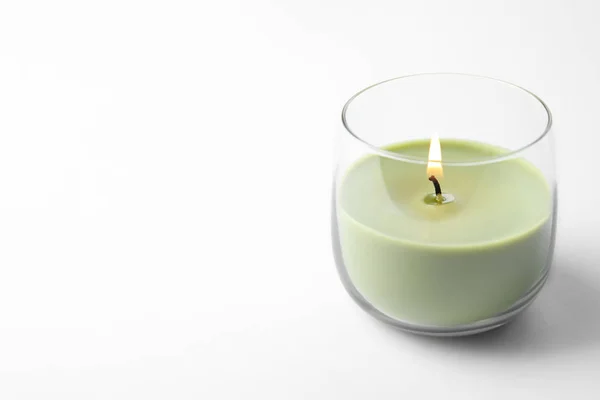 Zelená vosková svíčka v držáku skla izolovaná na bílém — Stock fotografie