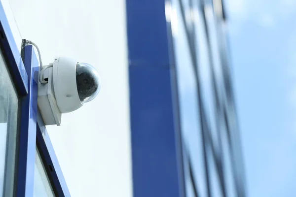 Modern CCTV biztonsági kamera az épület falra a szabadban. Szóköz a szöveghez — Stock Fotó