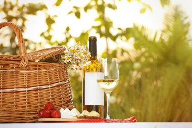 Piknik sepeti, şarap ve ürünler masada açık, metin için alan
