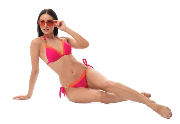 Schöne junge Frau im stylischen Bikini mit Sonnenbrille auf weißem Hintergrund — Stockfoto