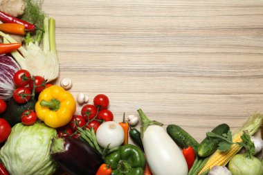 Tahta masada farklı taze sebzeler, düz yatış. Metin için boşluk