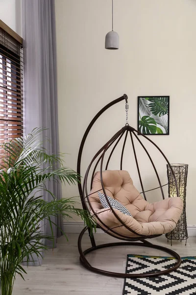 Cómoda silla oscilante con almohadas en el interior de la habitación — Foto de Stock