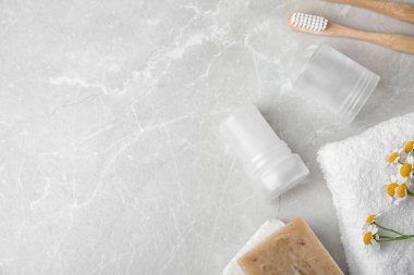 Doğal kristal şap deodorant ve açık gri mermer masa üzerinde metin için boşluk ile düz yatıyordu kompozisyon