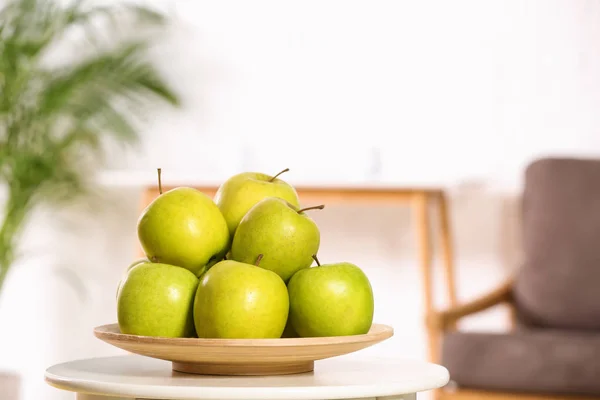 Placa con manzanas verdes dulces en la mesa en la sala de estar, espacio para el texto — Foto de Stock