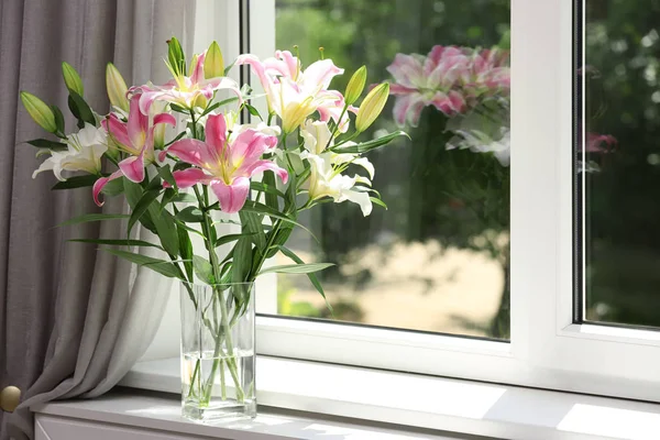 Vas dengan karangan bunga bunga lili indah dekat jendela di dalam ruangan. Ruang untuk teks — Stok Foto