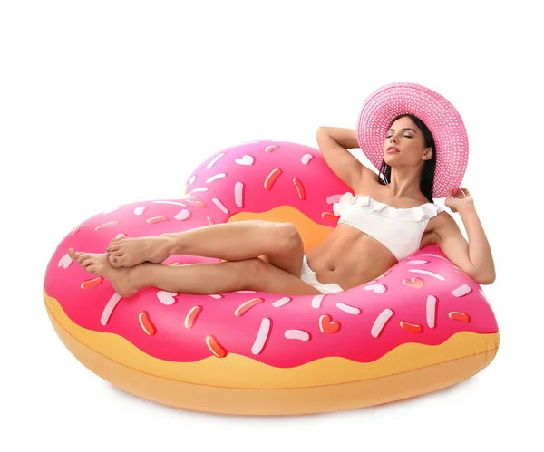 Mooie jonge vrouw in stijlvolle bikini met hoed en opblaasbare ring op witte achtergrond — Stockfoto