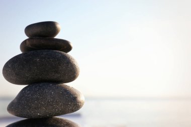 Bulanık arka plana karşı koyu taş yığını, metin için alan. Zen konsepti