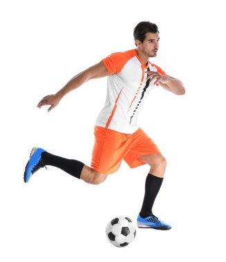 Genç adam beyaz arka planda futbol oynuyor.