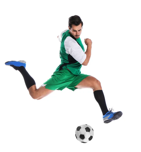 Молодий чоловік грає у футбол на білому тлі — стокове фото