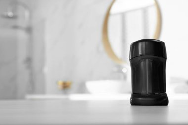 Banyoda masada deodorant konteyner. Metin için alan