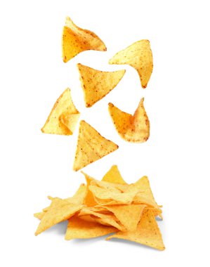 Lezzetli Meksika nachos cips beyaz arka plan üzerinde kazık içine düşen
