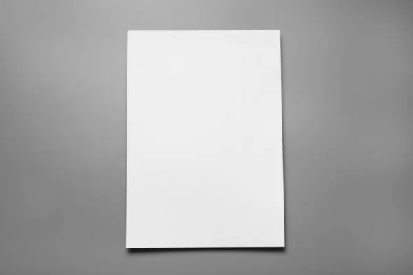 Prázdné papírové listy pro brožuru na šedém pozadí, pohled shora. S předstíranou — Stock fotografie