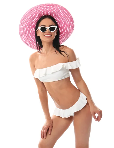Mooie jonge vrouw in stijlvolle bikini met hoed op witte achtergrond — Stockfoto