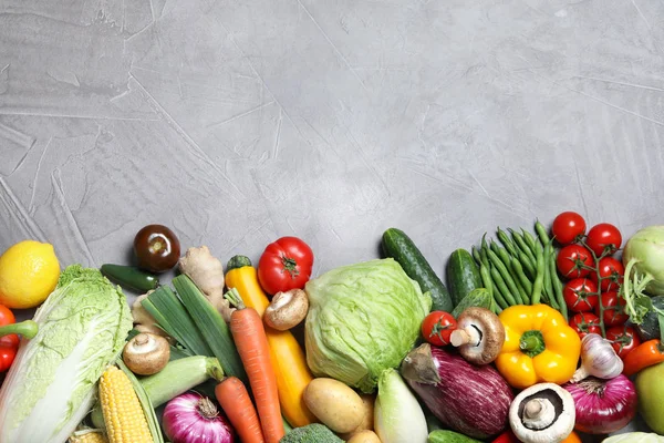 不同的新鲜蔬菜在灰色的背景下，平躺。文本空间 — 图库照片