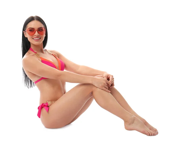 Belle jeune femme en bikini élégant avec des lunettes de soleil sur fond blanc — Photo
