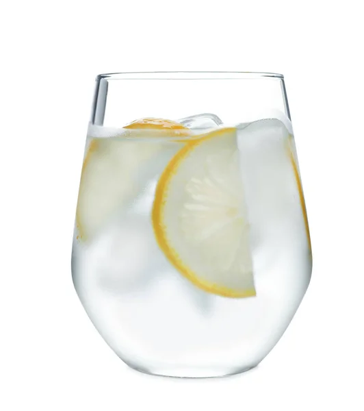 Стакан воды с кубиками льда и ломтиками лимона на белом фоне. Освежающий напиток — стоковое фото