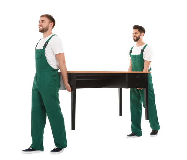 Jonge werknemers die tafel geïsoleerd op wit. Verhuisservice — Stockfoto